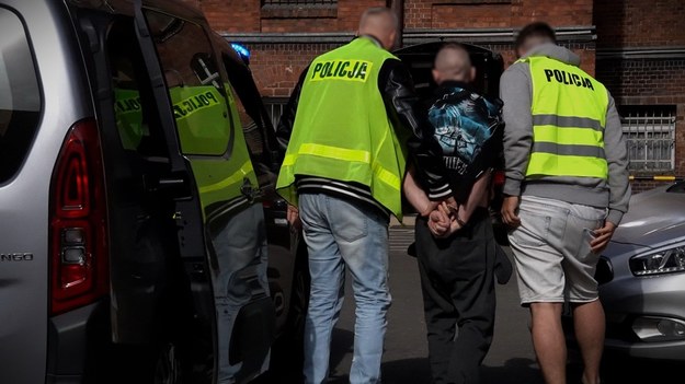 Policjanci z zatrzymanym mężczyzną /KWP Gdańsk /Policja