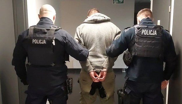 Policjanci z zatrzymanym mężczyzną /KMP Gdańsk /Policja