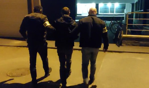 Policjanci z zatrzymanym mężczyzną /KWP Łódź /Policja