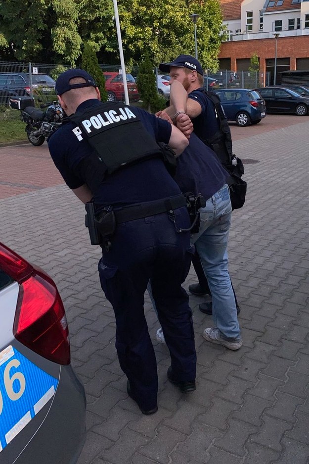 Policjanci z zatrzymanym mężczyzną /KM PSP Sopot /Policja