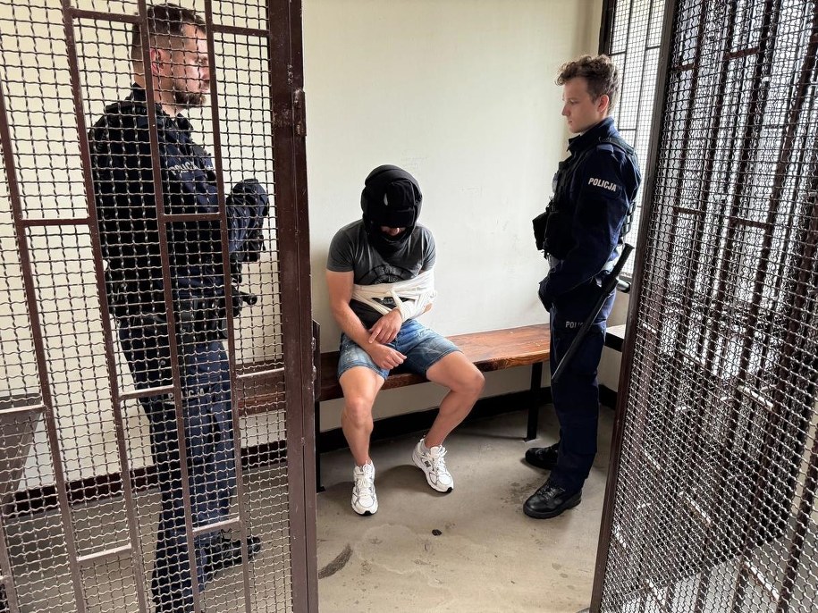 Policjanci z zatrzymanym mężczyzną /Policja