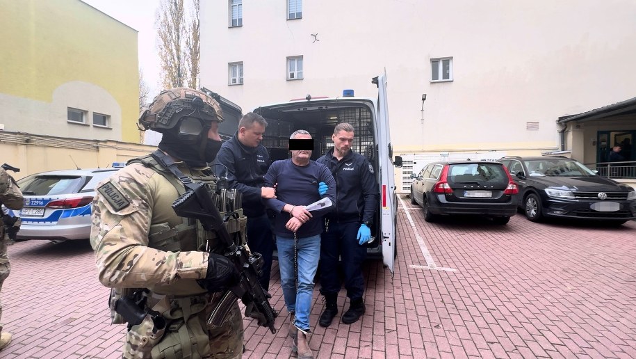 Policjanci z zatrzymanym mężczyzną /Policja