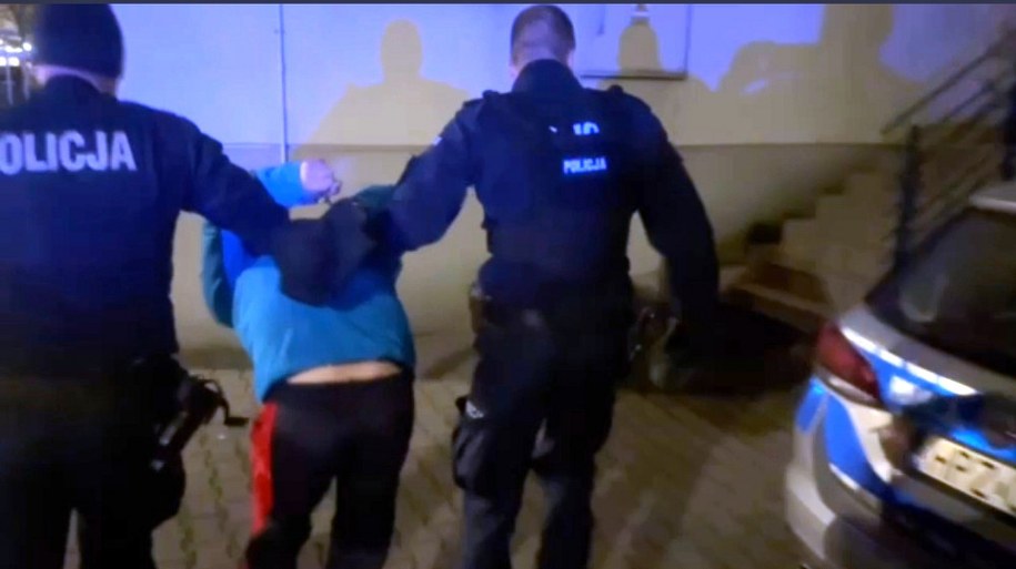 Policjanci z zatrzymanym mężczyzną /Policja