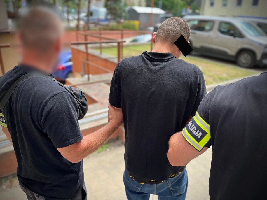 Policjanci z zatrzymanym mężczyzną /Policja