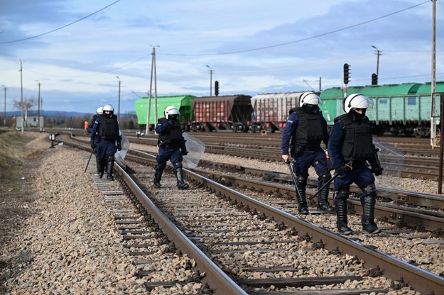 Policjanci zabezpieczają protest rolników na torach kolejowych przy przejściu granicznym z Ukrainą w Medyce /Darek Delmanowicz /PAP