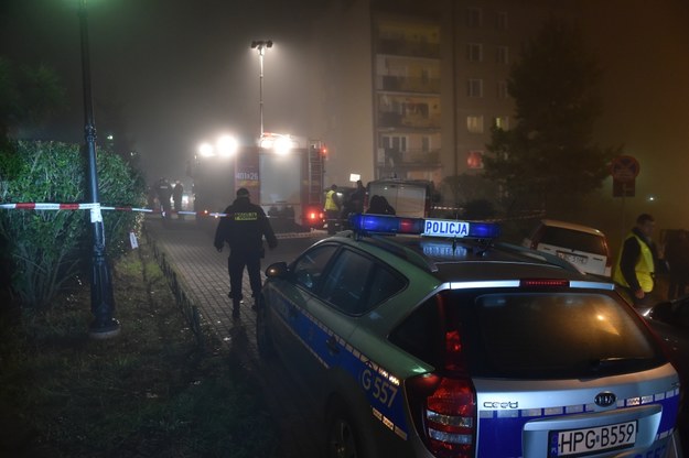Policjanci zabezpieczają ślady na miejscu napadu /Jacek Bednarczyk /PAP