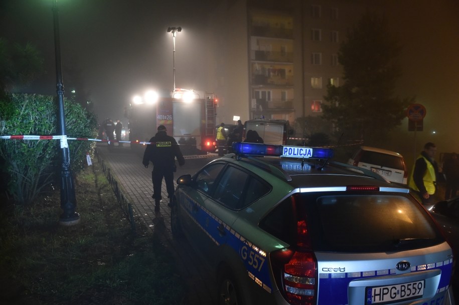 Policjanci zabezpieczają ślady na miejscu napadu /Jacek Bednarczyk /PAP