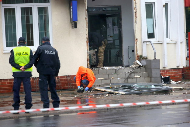 Policjanci zabezpieczają ślady na miejscu przestępstwa /Tomasz Wojtasik /PAP