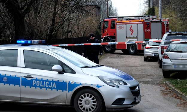 Policjanci zabezpieczają teren na miejscu tragedii / 	Andrzej Grygiel    /PAP