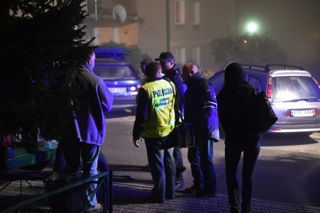 Policjanci zabezpieczający ślady na miejscu napadu /Jacek Bednarczyk /PAP