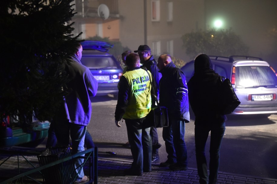 Policjanci zabezpieczający ślady na miejscu napadu /Jacek Bednarczyk /PAP