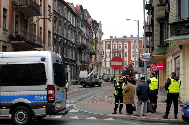 Policjanci zabezpieczający teren zniszczonej w wybuchu gazu kamienicy /Andrzej Grygiel /PAP