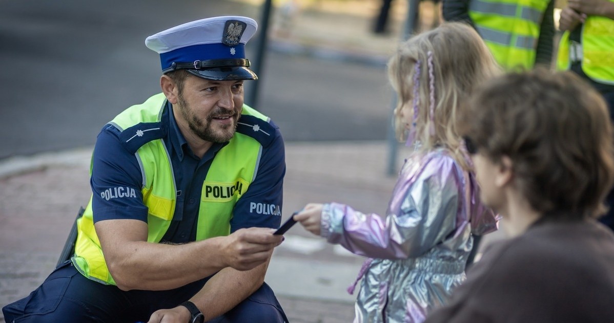 Policjanci zachęcają dzieci do udziału w akcji "Pomachaj kierowcy" /Policja Wielkopolska /INTERIA.PL/Policja.pl