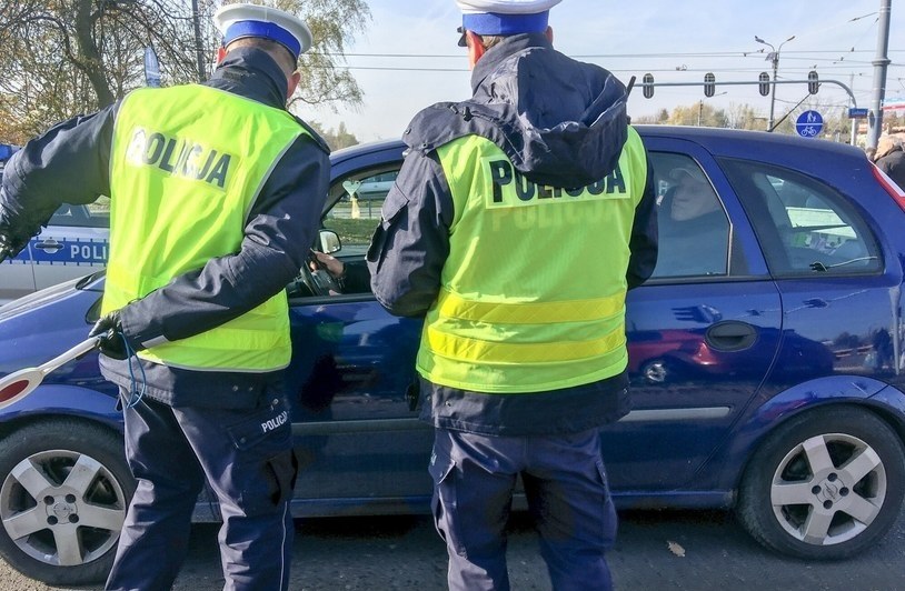 Policjanci zadają czasami podchwytliwe pytanie podczas kontroli /Piotr Kamionka /Reporter