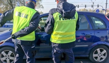 Policjanci zaglądają do aut i mają jedno pytanie. Lepiej się nie pomyl