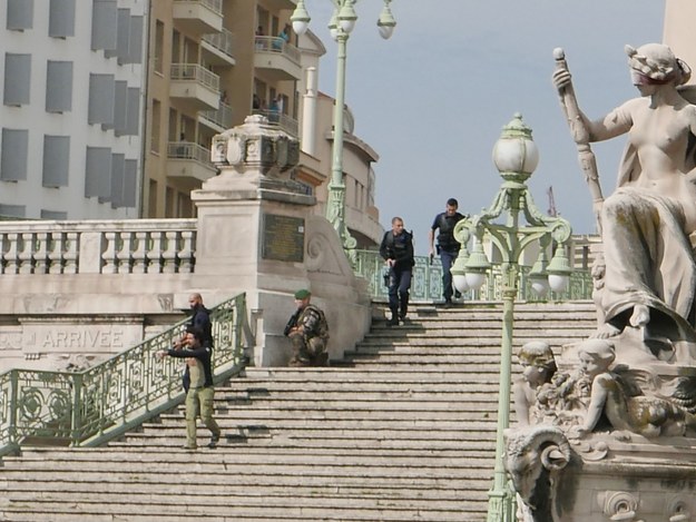 Policjanci zajmują pozycje po ataku nożownika /STAN MARCELJA /PAP/EPA