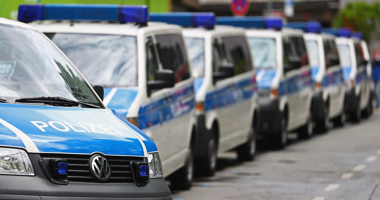 Policjanci zapewniają, że będą odsyłać nienależne pieniądze /Getty Images