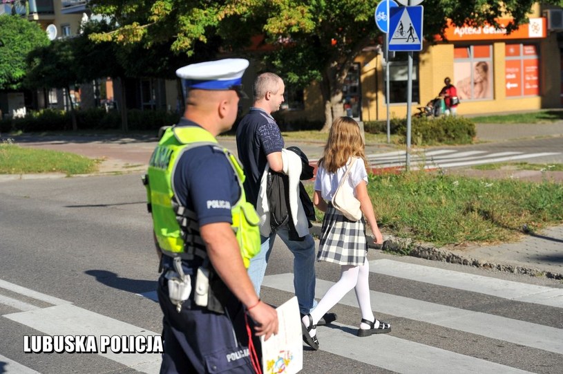 Policjanci zapowiadają, że okolice szkół będą patrolować przez cały wrzesień /Policja