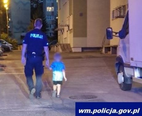 Policjanci zaprowadzili chłopca do domu /KMP Olsztyn /Policja