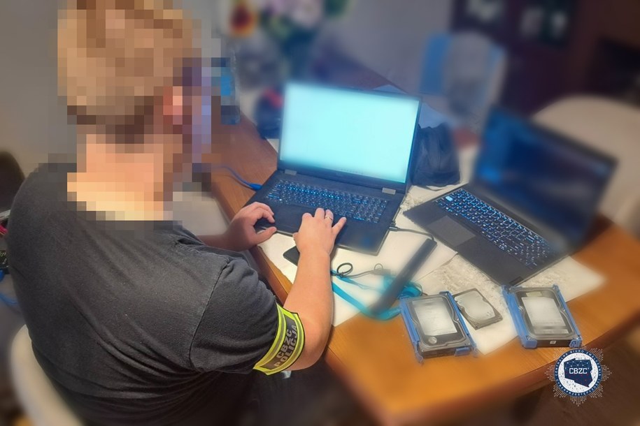 Policjanci zatrzymali 18-letniego hakera wspierającego Rosjan /Centralne Biuro Zwalczania Cyberprzestępczości /Policja