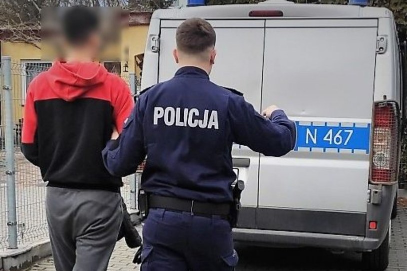 Policjanci zatrzymali 23-latkowi z powiatu sokólskiego prawo jazdy a następnie doprowadzili go do aresztu /Policja /Informacja prasowa