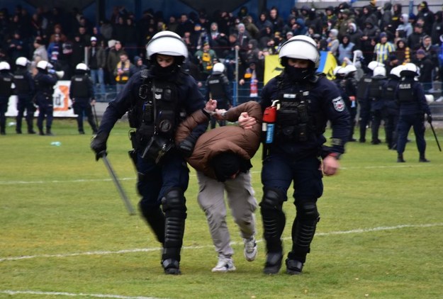 Policjanci zatrzymali agresywnego kibica. /KPP w Jarosławiu /