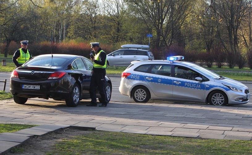 Policjanci zatrzymali już niemal 5 tys. praw jazdy. Najwięcej w Warszawie /Stanisław Kowalczuk /East News