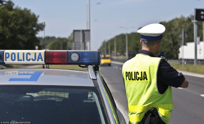 Policjanci zatrzymali kierowcę, który usiłował im wręczyć 50 zł łapówki /Piotr Jędzura /Reporter