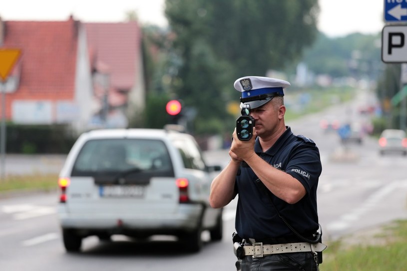Policjanci zatrzymali kierowcy prawo jazdy /Piotr Jędzura /Reporter