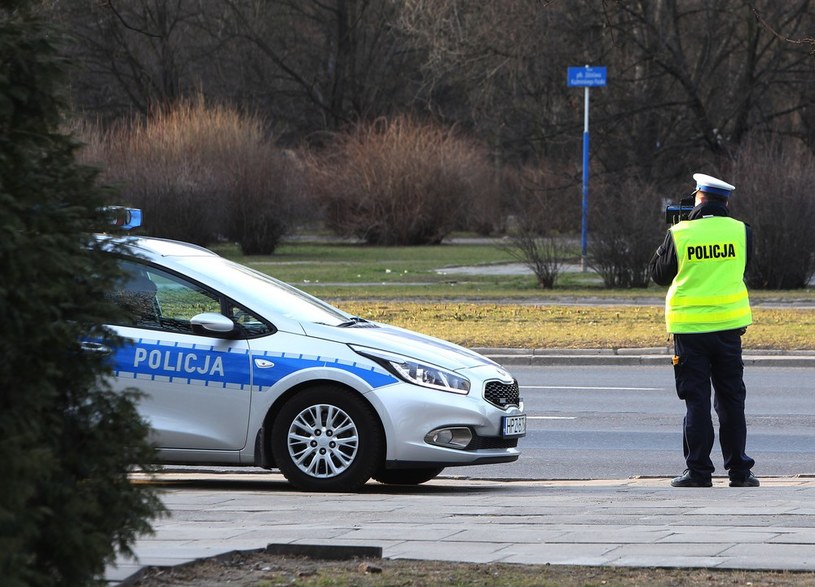 Policjanci zatrzymali kierowcy prawo jazdy /Stanisław Kowalczuk /East News