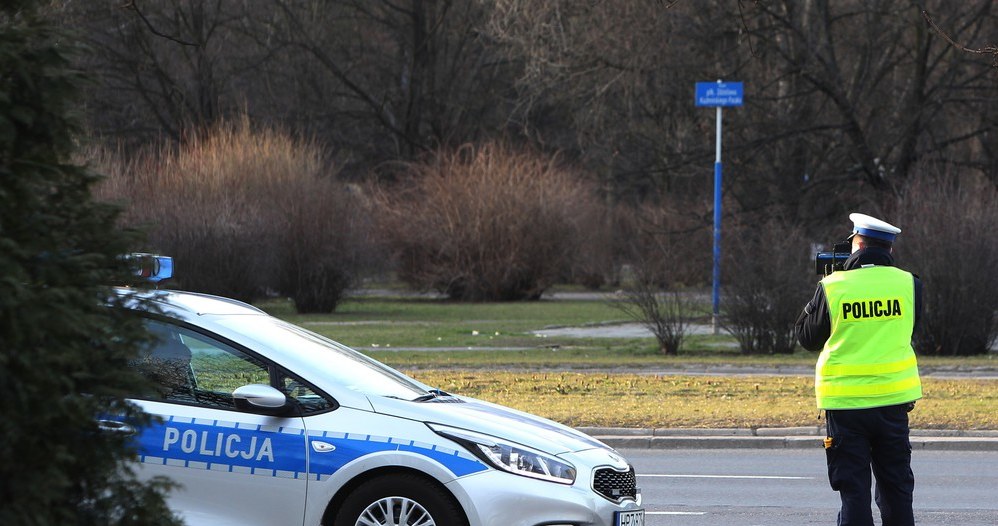 Policjanci zatrzymali kierowcy prawo jazdy /Stanisław Kowalczuk /East News