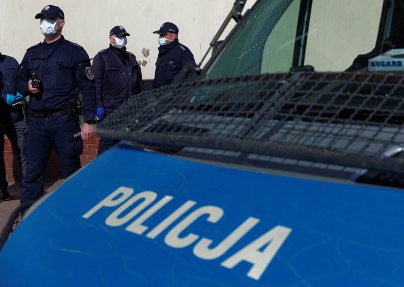 Policjanci zatrzymali mieszkańca Wałbrzycha, który groził, że będzie zarażał koronawirusem (zdj. ilustracyjne) /Adam Chełstowski /Agencja FORUM