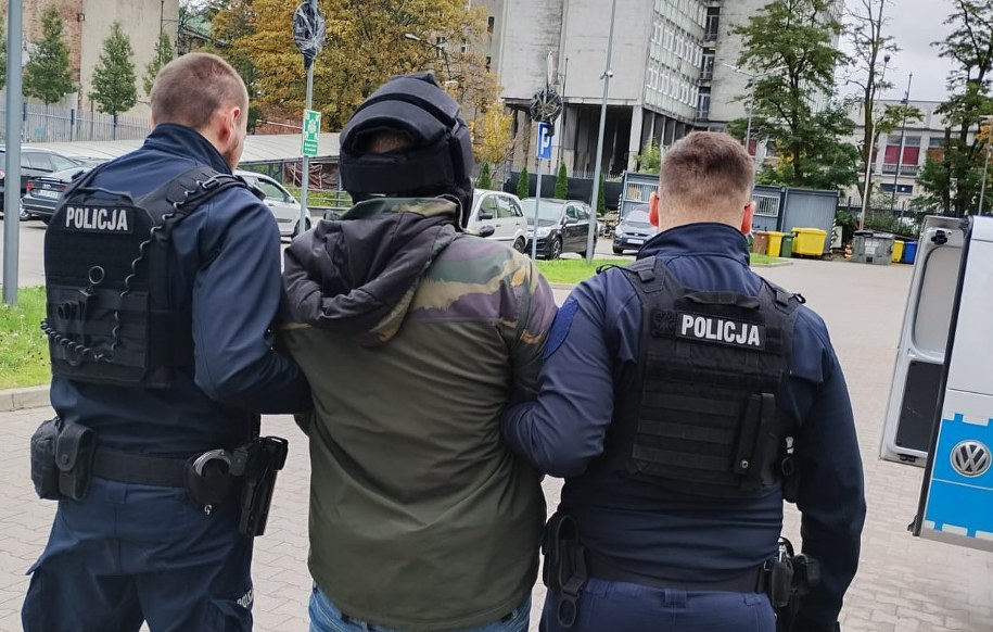 Policjanci zatrzymali nietrzeźwego 28-latka, który nie zatrzymał się do kontroli i spowodował wypadek. /Łódzka policja /