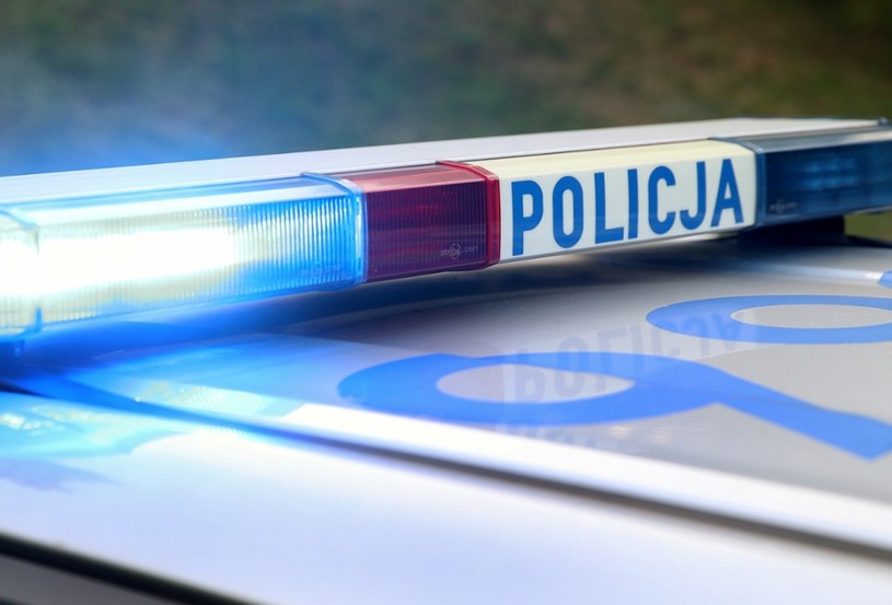 Policjanci zatrzymali pijanego kierowcę tira, jak wsiadał do kabiny /Damian Klamka/East News /East News