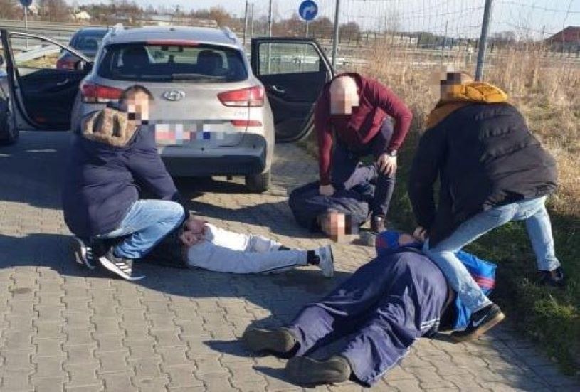Policjanci zatrzymali trzech Gruzinów podejrzanych o dokonywanie kradzieży z włamaniem. /Policja Mazowiecka  /Policja