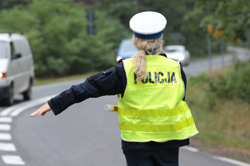 Policjanci zatrzymują coraz więcej pijanych kierowców /Piotr Jędzura /Reporter
