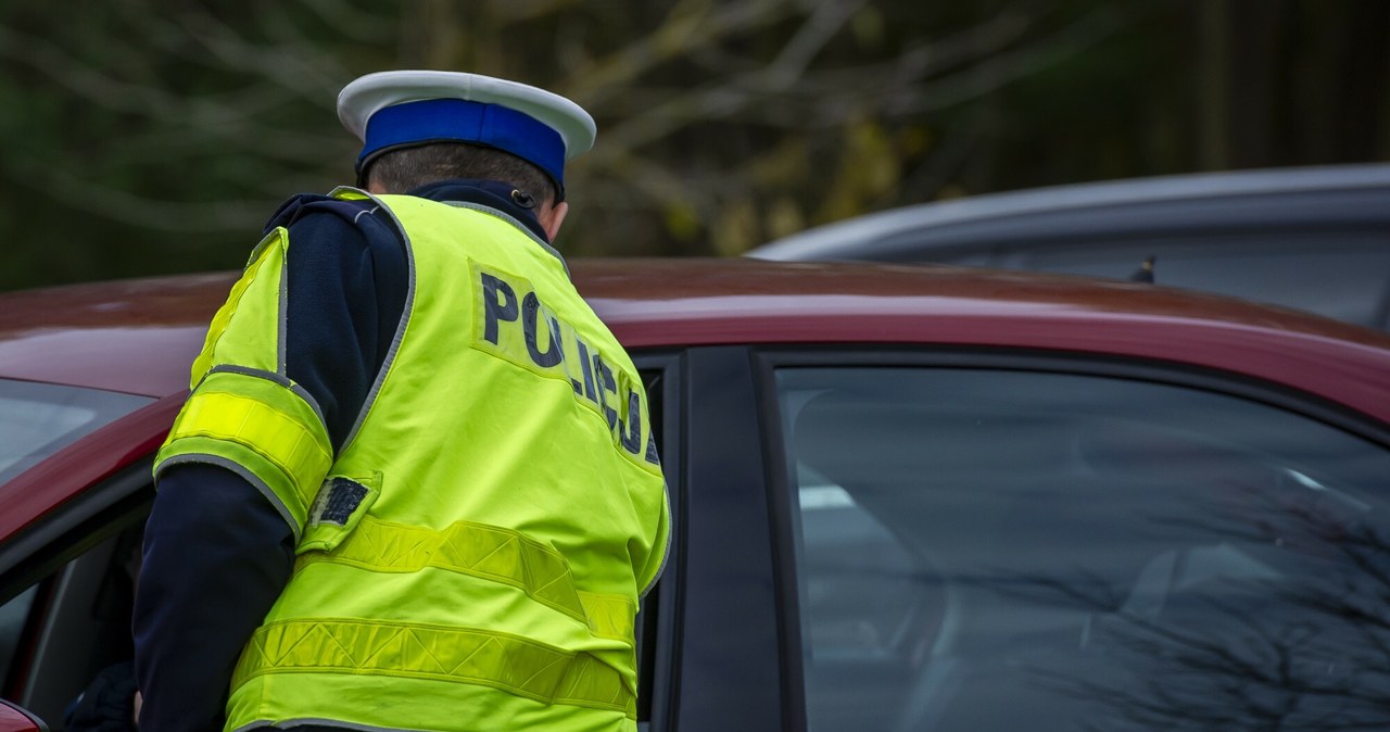 Policjanci zatrzymują samochody do kontroli i sprawdzają m.in. wyposażenie auta /Stanisław Bielski/Reporter /East News