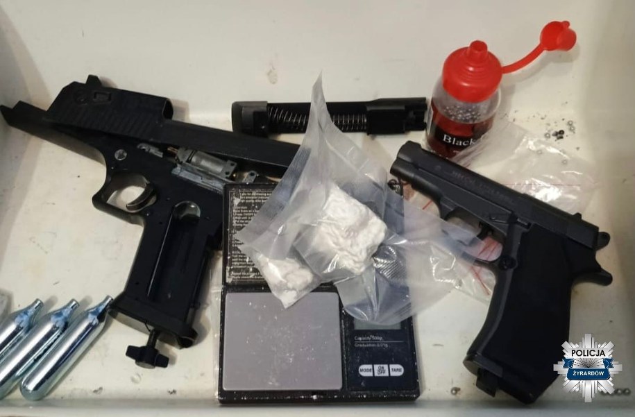 Policjanci znaleźli broń oraz znaczną ilość amfetaminy /Policja Mazowiecka  /Policja