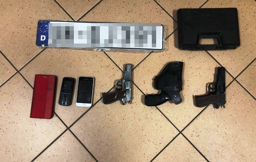 Policjanci znaleźli dwie niemieckie tablice rejestracyjne oraz "trzy przedmioty przypominające broń palną". /Policja/KRP VI – Białołęka, Praga Północ, Targówek /