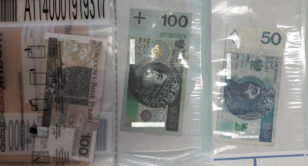 Policjanci znaleźli u nastolatka 4 podrobione banknoty oraz kilka nieudanych wydruków. /slaska.policja.gov.pl /