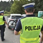 Policjanci znów zaglądają do bagażników. Szukają tam dwóch ważnych rzeczy