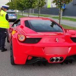 Policjanci zobaczyli jego Ferrari i zabrali mu prawo jazdy. Przesadził