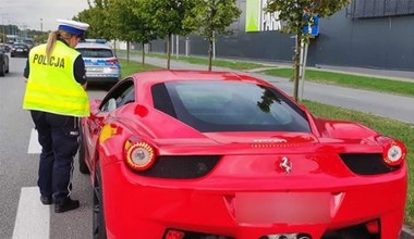 Policjanci zobaczyli jego Ferrari i zabrali mu prawo jazdy. Przesadził
