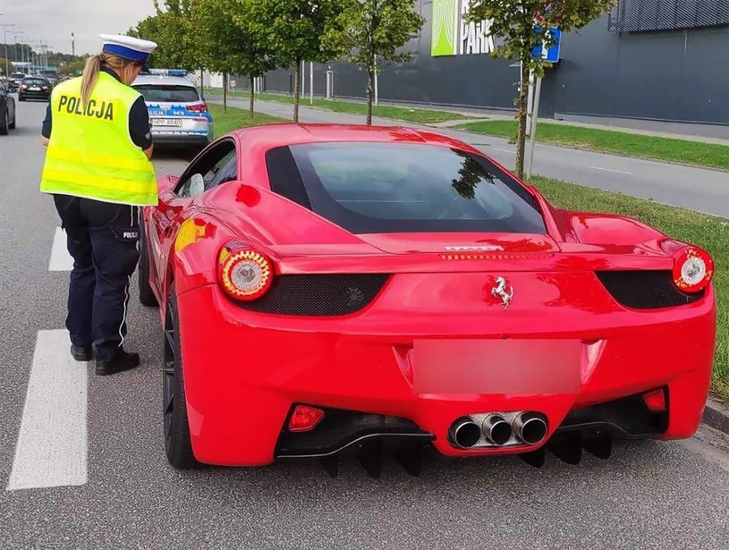Policjanci zobaczyli jego Ferrari i zabrali mu prawo jazdy /Policja