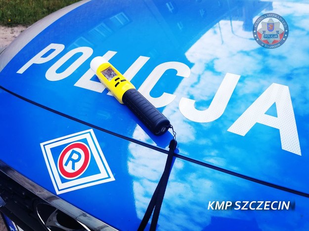 Policjanci zostali wezwani do pijanego mężczyzny, który wszczął awanturę w pracy. /KMP Szczecin /
