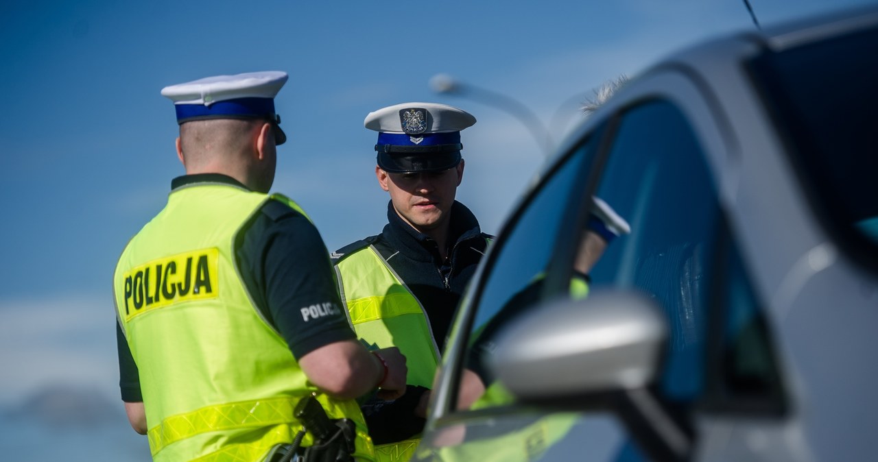 Policjanci zostaną wyposażeni w czytniki kart /Mateusz Ochocki/KFP /Reporter