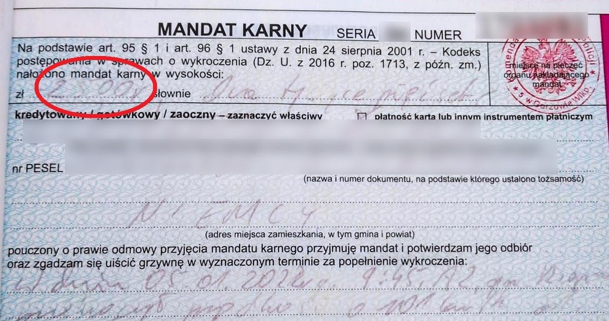 Policjanci zrobili nawet zdjęcie mandatu na 2500 zł, który otrzymał zatrzymany Niemiec /Policja