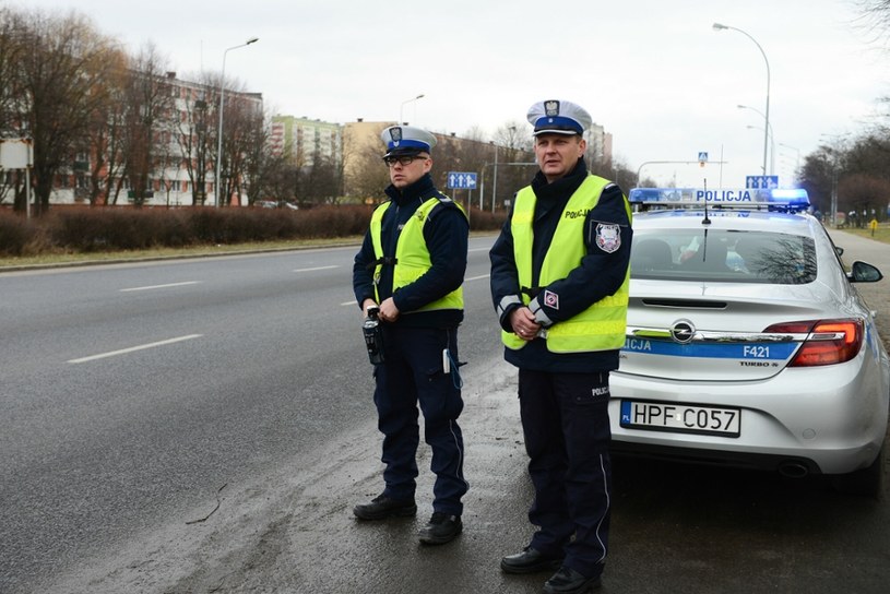 Policjanci zwracają uwagę czy stojąc na pasie do skrętu kierowca używa kierunkowskazu /Adam STASKIEWICZ/East News /East News
