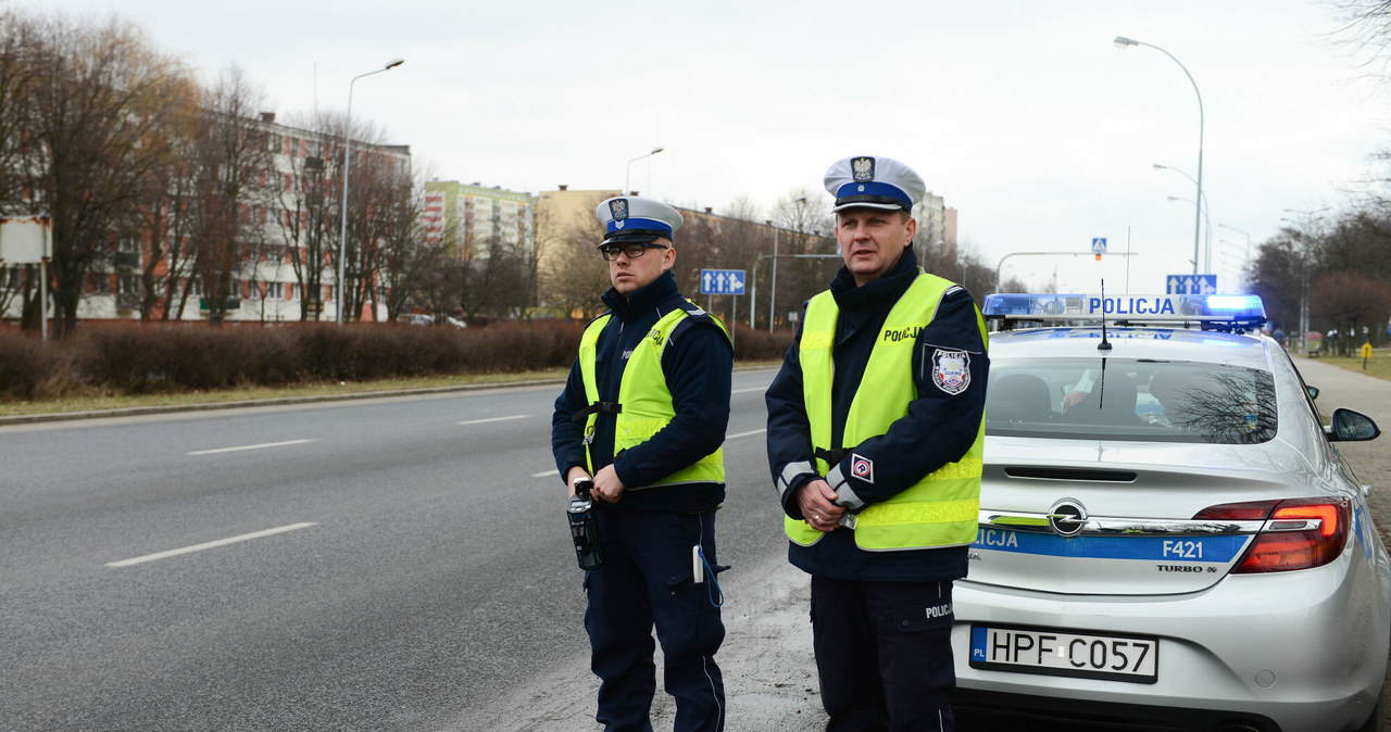 Policjanci zwracają uwagę czy stojąc na pasie do skrętu kierowca używa kierunkowskazu /Adam STASKIEWICZ/East News /East News