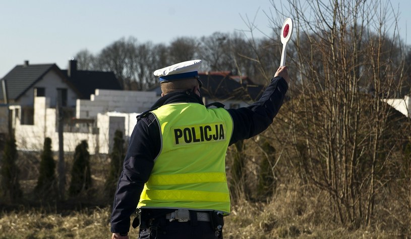 Policjanci zwracają uwagę, że "mruganie długimi" wiąże się nie tylko z mandatem. /Stanislaw Bielski /Reporter
